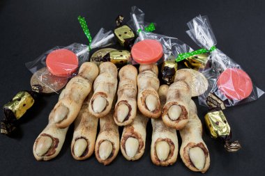 Cadılar Bayramı kutlamaları için cadı parmakları kurabiyeler, pastalar ve tatlılar.
