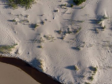 deniz coastlake için kum üzerinde üstten görünüm 