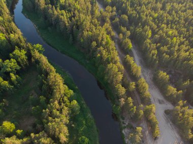 ormandaki sarma Nehri üzerinde üstten görünüm