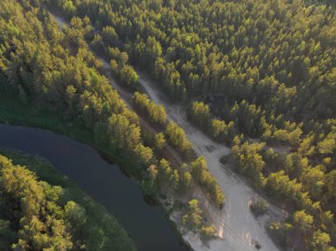 ormandaki sarma Nehri üzerinde üstten görünüm