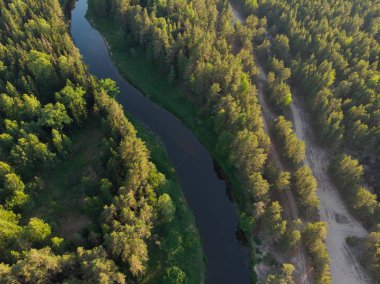 ormandaki sarma Nehri üzerinde üstten görünüm