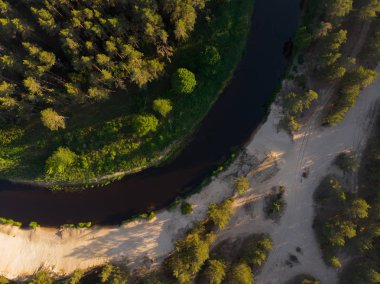 ormandaki sarma Nehri üzerinde üstten görünüm