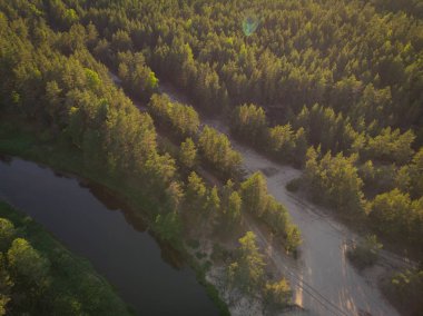 ormandaki sarma Nehri üzerinde üstten görünüm