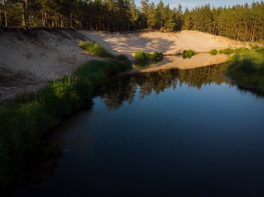ormandaki sarma Nehri üzerinde üstten görünüm