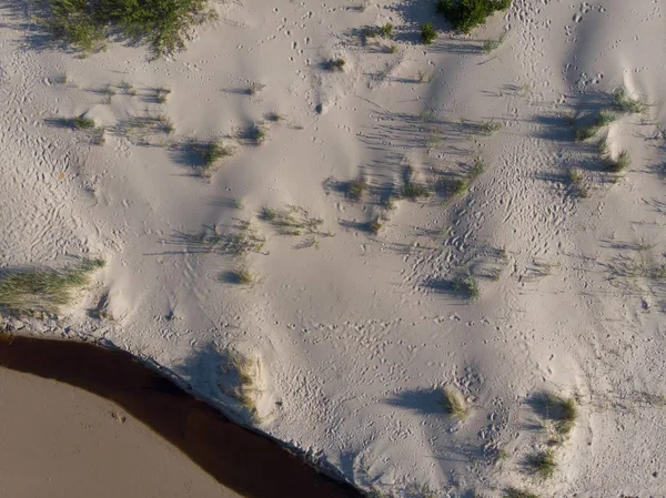 deniz coastlake için kum üzerinde üstten görünüm 