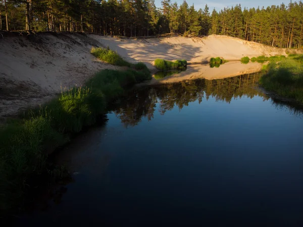 ormandaki sarma Nehri üzerinde üstten görünüm
