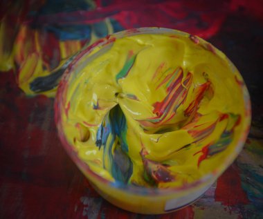  El veya parmak parlak renklerde boyanmış