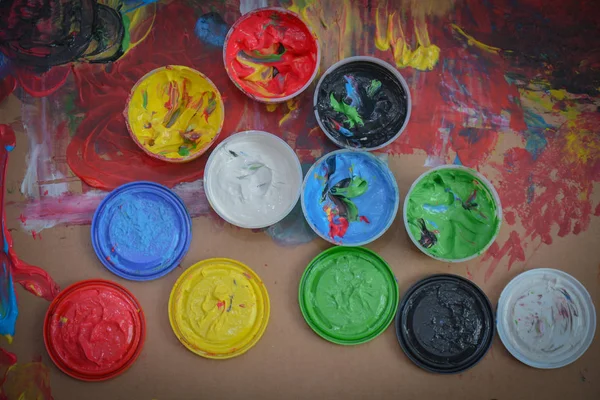  El veya parmak parlak renklerde boyanmış