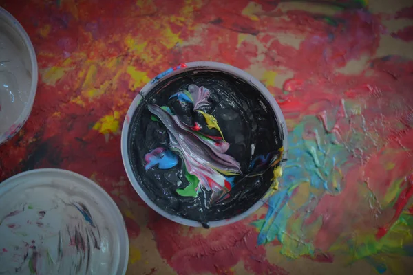  El veya parmak parlak renklerde boyanmış