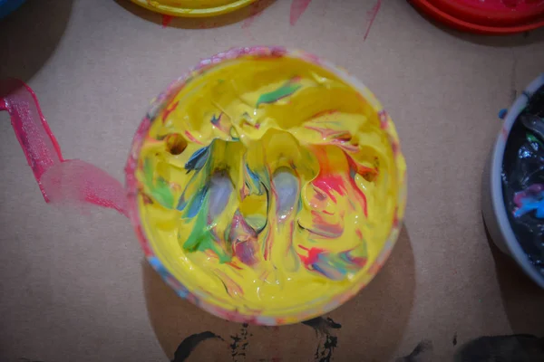  El veya parmak parlak renklerde boyanmış