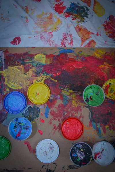  El veya parmak parlak renklerde boyanmış