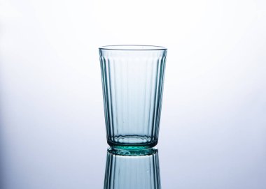 Beyaz arka plan üzerinde izole içme cam 