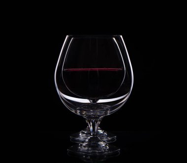  iki cam ile birbiri ardına kırmızı şarap bir siyah arka plan üzerine içme izole