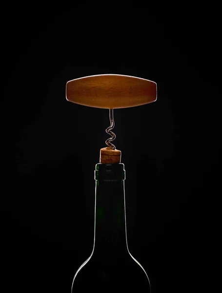 Siluet siyah arka plan üzerine açacağı ile şarap şişe