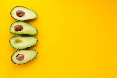 avokado meyve sarı arka plan kopya alanı ile