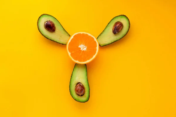 çiçek meyve portakal, sarı zemin üzerine avokado