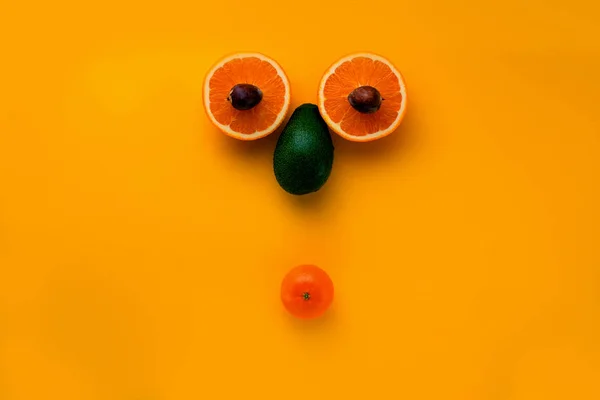 概念設計のための黄色の背景にオレンジ色のカラフルな顔アボカド果実の美しいクローズ アップ 健康的なダイエット食品です 健康的な自然食品 食品のコンセプト — ストック写真