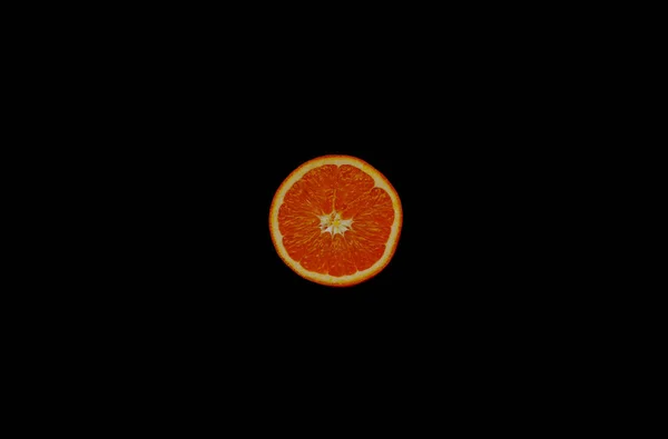 コピー スペースの黒い背景にオレンジ色の果物をスライス — ストック写真