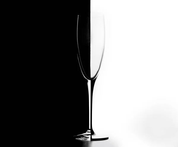 Verre Boire Sur Fond Moitié Blanc Moitié Noir Concept Design — Photo