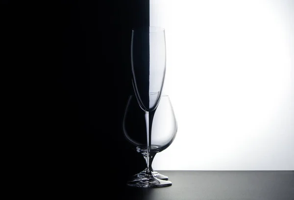 Verres Boire Sur Fond Moitié Blanc Moitié Noir Concept Design — Photo