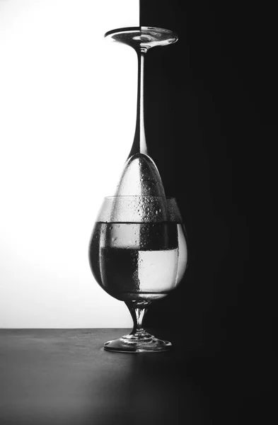 Ένα Ποτήρι Μισό Λευκό Και Μισό Μαύρο Φόντο Προμελέτη — Φωτογραφία Αρχείου
