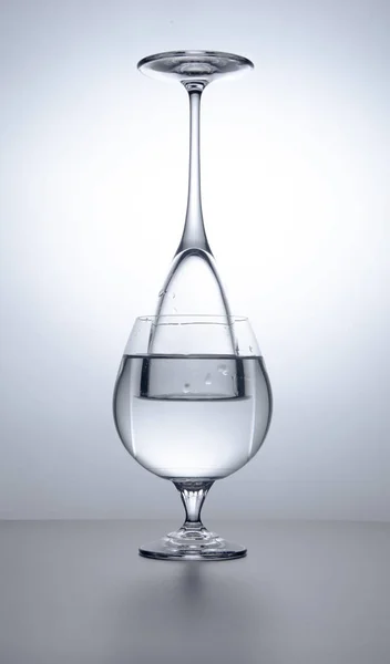 Deux Verres Boire Avec Fond Lumière Eau Concept Design Illusion — Photo