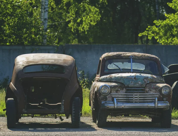 Klasik eski paslı retro otomobil, herhangi bir amaç için büyük tasarım. Vintage Klasik Otomobil.