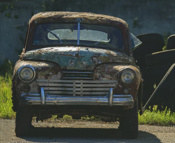 经典的老锈迹斑斑的复古汽车 伟大的设计为任何目的 复古经典车 — 图库照片