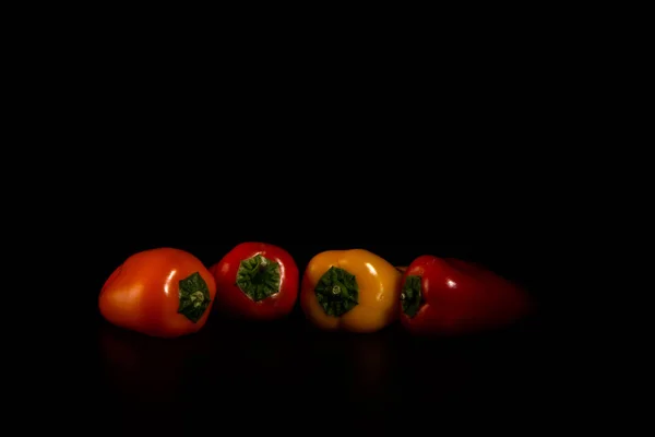黒い背景にミニ甘いパプリカのさまざまな色をクローズ アップ 健康食品のコンセプト — ストック写真