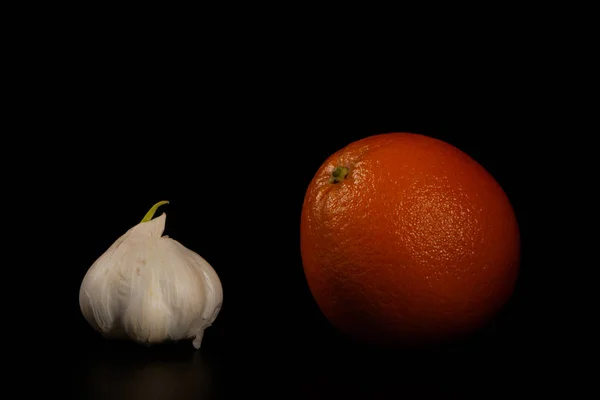黒い背景に甘いパプリカ オレンジ フルーツ 健康食品のコンセプト — ストック写真