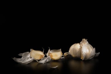 Ücretsiz bir kopyasını siyah bir zemin üzerine küçük adet soyulmuş sarımsak