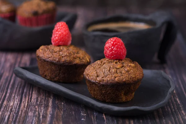 Domácí Muffin Malinovou Černou Hlinkou Dřevěnému Stolku Rustiku — Stock fotografie