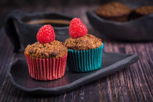 Domácí Muffin Malinovou Černou Hlinkou Dřevěnému Stolku Rustiku — Stock fotografie