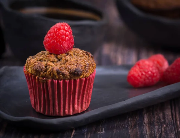 Domácí Muffin Malinovou Černou Hlinkou Dřevěnému Stolku Rustiku — Stock fotografie