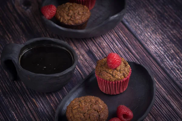 Zelfgemaakte Muffin Met Framboos Zwarte Klei Schotel Een Rustik Stijl — Stockfoto