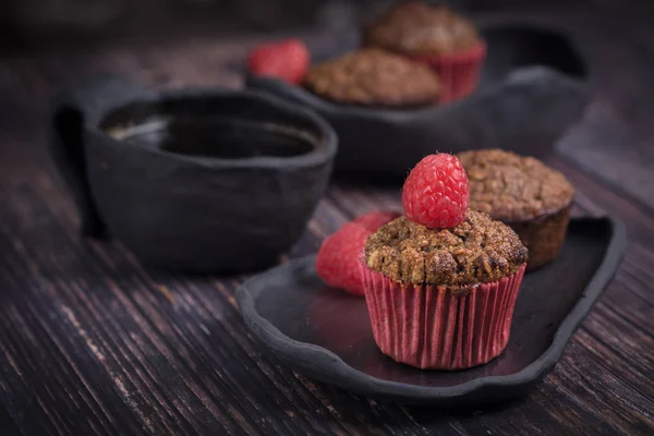 Domácí Muffin Malinovou Černou Hlinkou Dřevěnému Stolku Rustiku — Stock fotografie