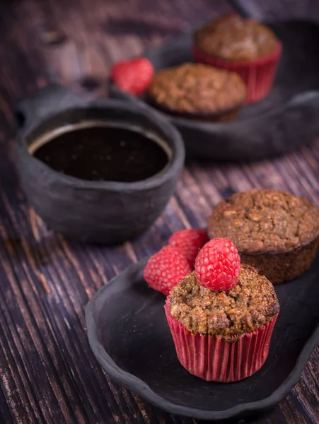 Domácí Muffin Malinovou Černou Hlinkou Dřevěnému Stolku Rustiku — Stock fotografie