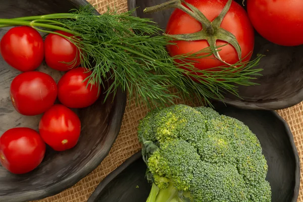 Jüt bez masa örtüsü üzerinde organik sebzeler domates brokoli dereotu, sağlıklı konsept