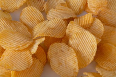 Lezzetli dalgalı sarı patates cipsi arka plan yakın çekim çok