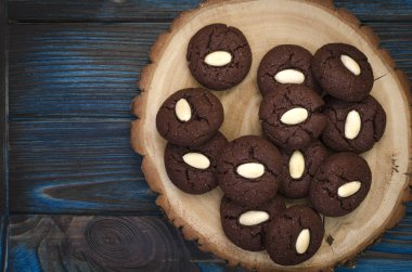 Ahududu reçeli ve badem ile çikolata tatlılar  