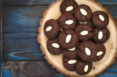 Ahududu reçeli ve badem ile çikolata tatlılar  