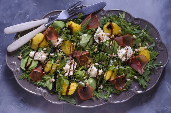 Sallad Med Mango Avokado Mozzarella Och Ruccola — Stockfoto