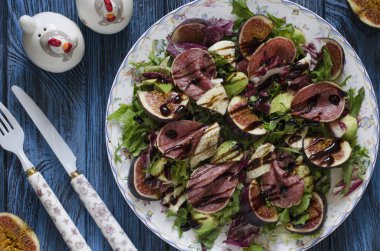 İncir salam avokado mozzarella ve roka salatası  