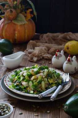 Salata avokado armut salatalık ve kabak çekirdeği ile  