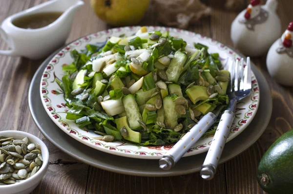 Sallad Med Avokado Päron Gurka Och Pumpa Frön — Stockfoto