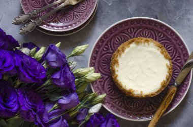 Ekşi krema ile kireç ve buket çiçek üzerinde cheesecake  