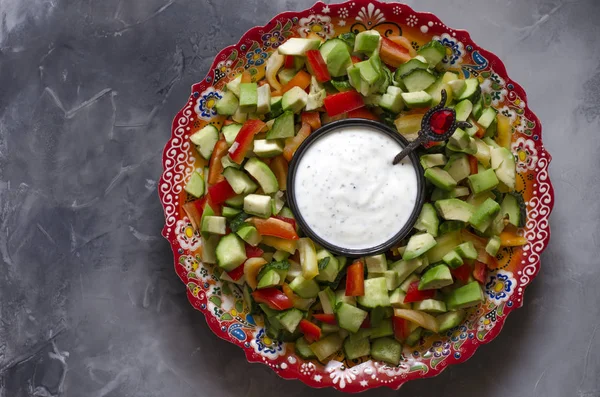 Salade Met Paprika Avocado Komkommer Yoghurt Muntsaus — Stockfoto