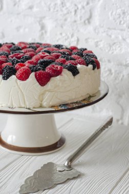 Ahududu ve böğürtlen ile agar üzerinde cheesecake  