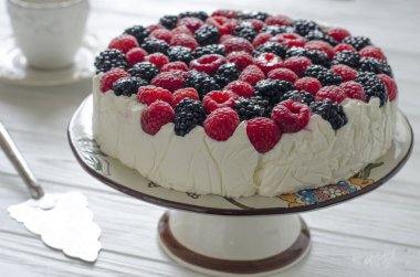 Ahududu ve böğürtlen ile agar üzerinde cheesecake  