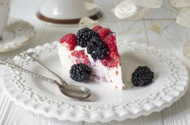 Ahududu ve böğürtlen ile agar üzerinde cheesecake  